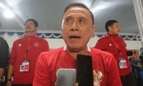 Chủ tịch PSSI thản nhiên chào 'CĐV vui vẻ' trong ngày tang thương gây phẫn nộ