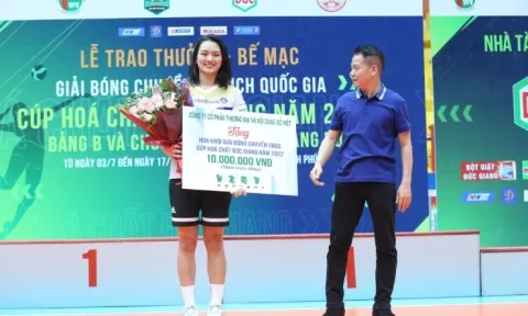 Chuyền hai Thu Hoài nhận giải "Hoa khôi bóng chuyền" VĐQG 2022