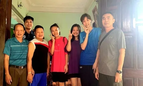 Á quân HCĐG tuyển tân binh, ai ngờ gặp khủng long 15 tuổi cao 1m83