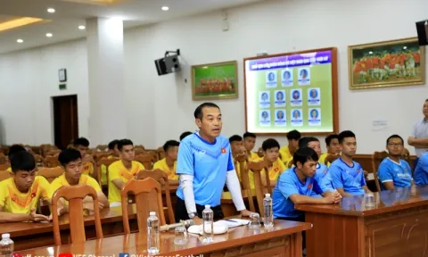 Quyền chủ tịch VFF Trần Quốc Tuấn gặp gỡ và động viên U19 Việt Nam