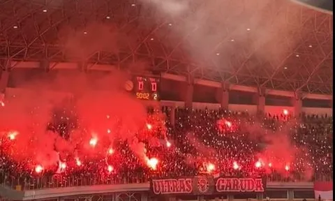 VIDEO: Pháo sáng đỏ rực trời ở đại chiến U19 Việt Nam vs U19 Indonesia