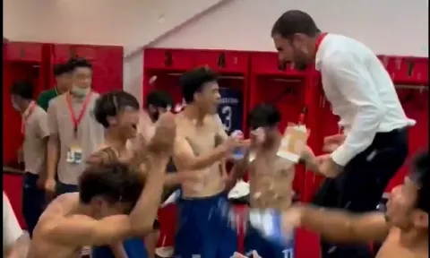 VIDEO: HLV Thái Lan nhảy lên bàn ăn mừng như vô địch khi hòa U19 Việt Nam