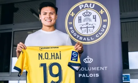 Quang Hải nhận lời khen từ HLV Pau FC