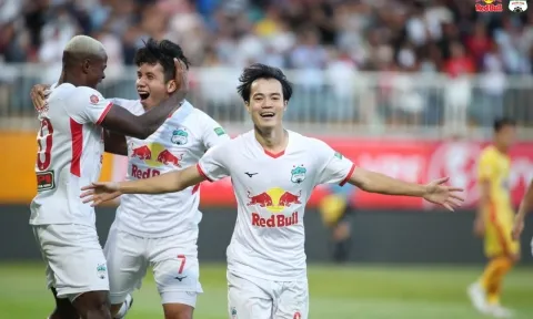 Văn Toàn rực sáng, HAGL ẵm 'hattrick' giải thưởng cao quý
