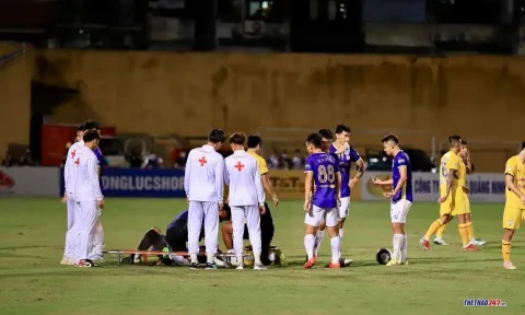 Derby Hà Nội vs HAGL: Tuyển thủ ĐT Việt Nam được đưa đi cấp cứu