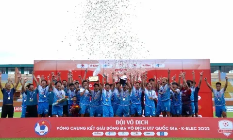 VIDEO: HLV có hành động khiến khán giả 'rụng tim' trong ngày học trò đăng quang
