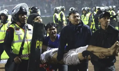 Báo Indo hé lộ hàng loạt án phạt cực nặng của FIFA với vụ bạo loạn kinh hoàng