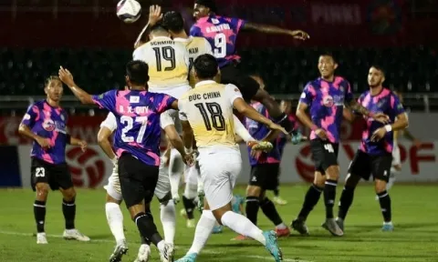 VIDEO: Cầu thủ Việt Nam hóa Maradona ghi bàn 'bằng tay' tại V-League