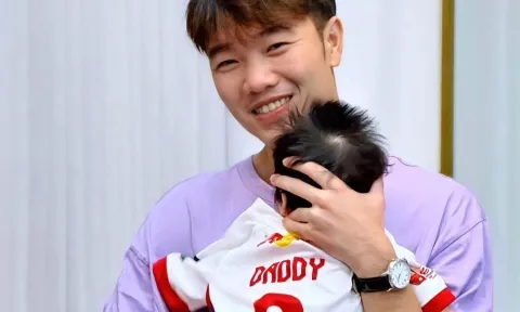 Xuân Trường lần đầu khoe con gái, CĐV 'đổ gục' vì quá dễ thương