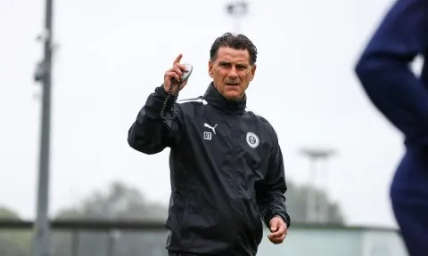 HLV Pau FC 'bóng gió' trách Quang Hải trước trận gặp Caen?