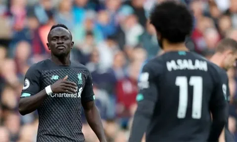 Salah lại gục ngã trước Mane ở 'ngưỡng cửa thiên đường'