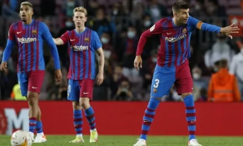 Barcelona đối diện nguy cơ sụp đổ đội bóng vì 'vung tay quá trán'