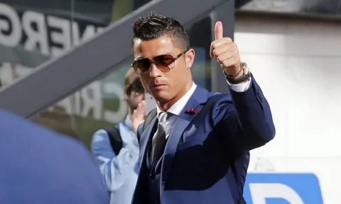 Chuyển nhượng MU 3/8: Ronaldo có bến đỗ châu Á, chiêu mộ 'cầu thủ-HLV'