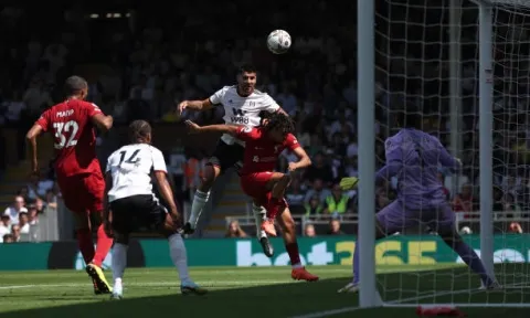 Highlights Fulham vs Liverppol: Siêu sao tỏa sáng, rượt đuổi tỉ số, kết quả cay đắng
