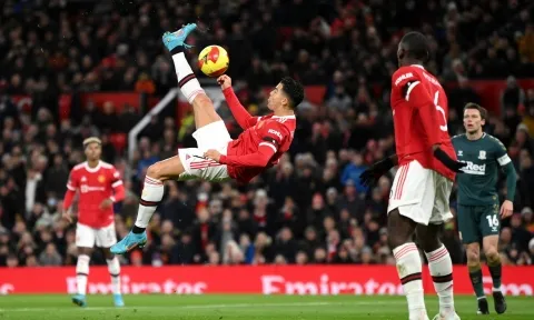 Ronaldo xuất chiến, MU hủy diệt 'đội bóng tí hon' để lấy lại danh dự