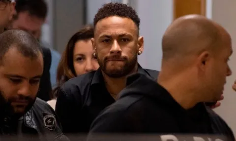 Mâu thuẫn với Mbappe, Neymar có động thái lạ vụ gia nhập 'đại gia' nước Anh