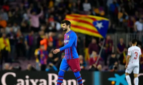 Pique nối bước Xavi, Messi - Bi kịch những kẻ 'trao cả con tim' cho Barca