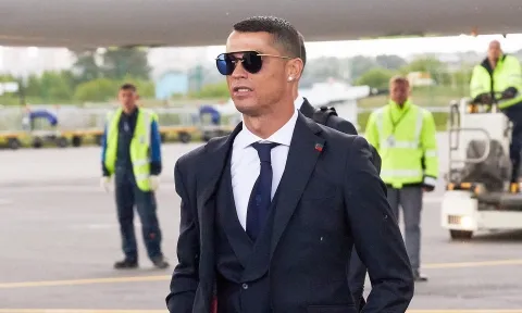 'Gã khổng lồ' đồng ý chiêu mộ, Ronaldo làm điều cực lạ trong sự nghiệp