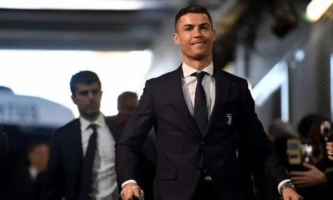 NÓNG: Đại kình địch cũ thu nạp Ronaldo, MU kiếm ngay về 'món hời' cực lớn