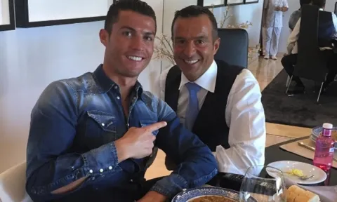 Siêu cò Jorge Mendes 'chốt giá thầu', vụ Ronaldo rời MU coi như đã xong