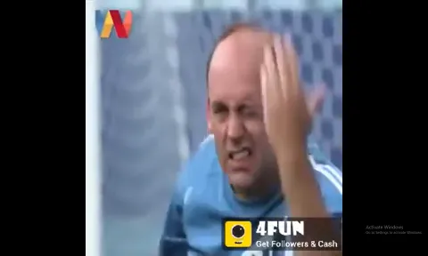 VIDEO: Không thể nhịn cười với cầu thủ 'số nhọ' nhất thế giới