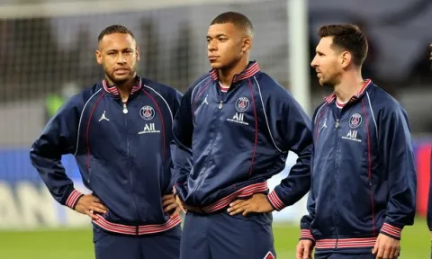 PSG bất lực nhìn Mbappe đuổi cả Neymar và Messi 'ra đường'