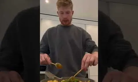 VIDEO: Vợ đi vắng, De Bruyne trổ tài nấu ăn 'đỉnh như kiến tạo' trên sân cỏ