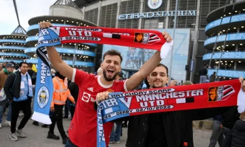 CĐV MU có phản ứng thể hiện sự kinh hoàng ngay giữa trận derby Manchester