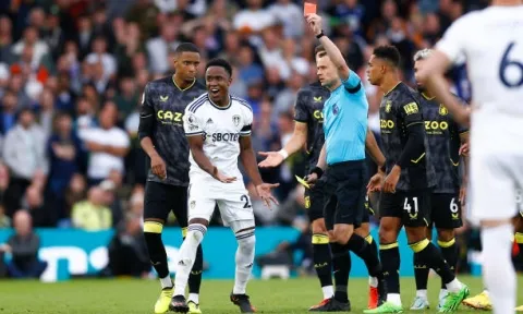 Tiền đạo vô duyên, Aston Villa 'bất lực' trước Leeds dù được chơi hơn người