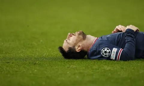 HLV PSG tiết lộ đau lòng, Messi cuối cùng đã 'gục ngã' ở cúp C1