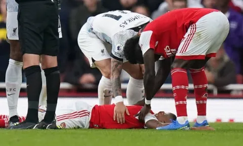 Jesus mất ý thức, đổ gục xuống sân nằm bất tỉnh trong trận đấu với Liverpool