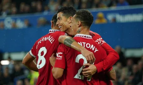 Ronaldo trở lại, MU ngược dòng đầy cảm xúc trước Everton