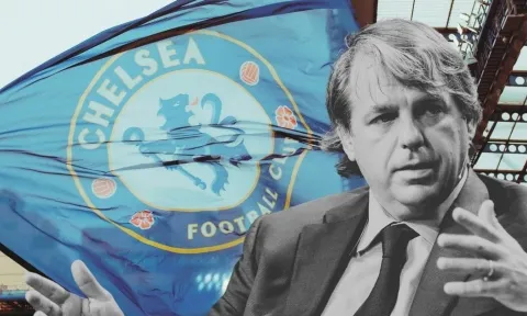 Jamie Carragher tố chủ tịch Chelsea là kẻ không biết gì về bóng đá