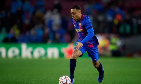 Nhận đòn đau vụ De Jong, MU mua luôn 'cơn lốc đường biên' của Barca
