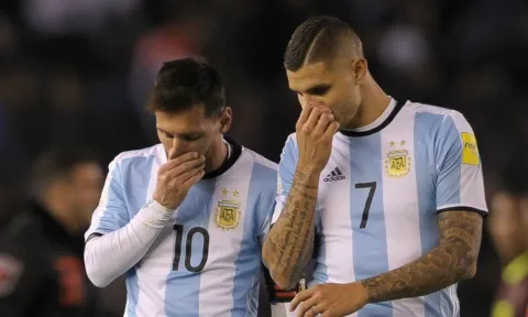 Bị 'tiểu Ibrahimovic' cự tuyệt, MU tất tay với 'đàn em' Messi