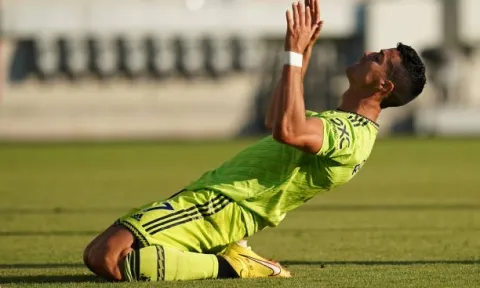 Ronaldo lập kỷ lục cực buồn trong ngày MU 'vụn vỡ' trước Brentford