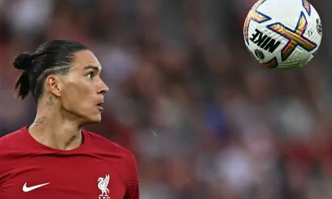 Nhận thẻ đỏ 'ngu ngốc', tân binh Liverpool mang lại lợi thế cực lớn cho... MU