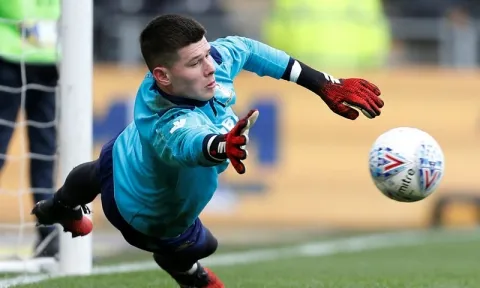 Bất lực với 'cơn ác mộng' De Gea, MU quyết mua bằng được 'Neuer nước Pháp'