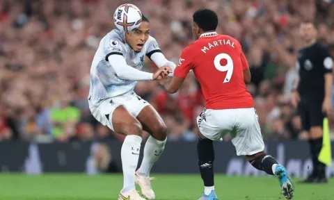 Trở thành trò hề trước MU, CĐV Liverpool đòi đội bóng 'xuống tay' với siêu trung vệ 75 triệu bảng