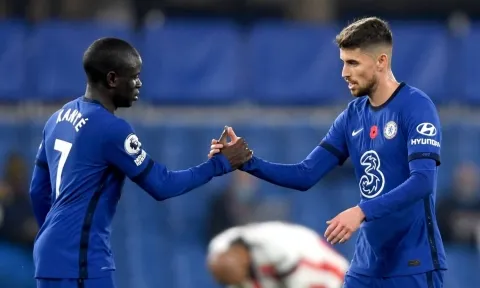 'Siêu máy quét' bị sếp lớn Chelsea đuổi thẳng mặt, MU 'thừa nước đục thả câu'?