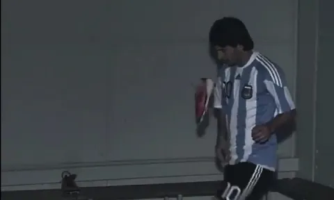 VIDEO: Tâng bóng xưa rồi, Messi giờ đây tâng giày cực điệu nghệ