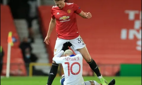 Đâu là lý do khiến Casemiro phải nhường chỗ cho 'vua đá bẩn' McTominay?