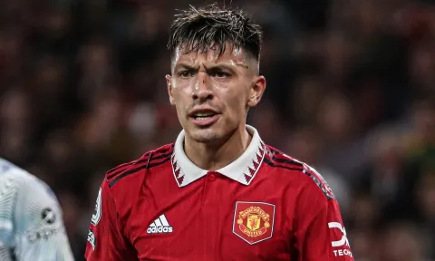 Bất ngờ với lý do Harry Maguire ngồi dự bị, bạn gái Lisandro Martinez cũng góp công?