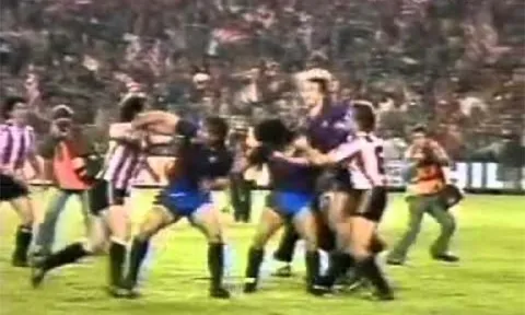 VIDEO: Maradona và khoảnh khắc bất cần đời nhất trong sự nghiệp