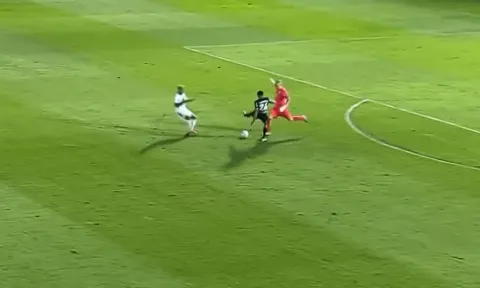 VIDEO: Harry Maguire cũng chào thua với cú phá bóng ngớ ngẩn nhất mọi thời đại này