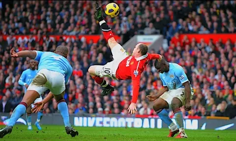 VIDEO: Nữ cầu thủ tái hiện lại pha 'ngả bàn đèn' của Rooney
