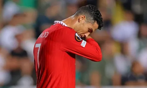 Dứt điểm như 'gã hề', Ronaldo thiết lập kỷ lục tồi tệ nhất sự nghiệp
