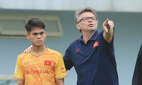 HLV Troussier ra ‘chỉ thị riêng’ cho Văn Khang trước ngày đá Doha Cup