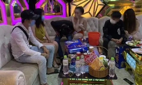 Bình Dương: Đột kích bắt quả tang nữ tiếp viên khỏa thân tiếp khách ở quán karaoke