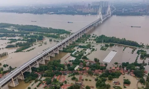Áp thấp trên biển Đông di chuyển chậm, từ nay đến cuối năm thiên tai dồn dập